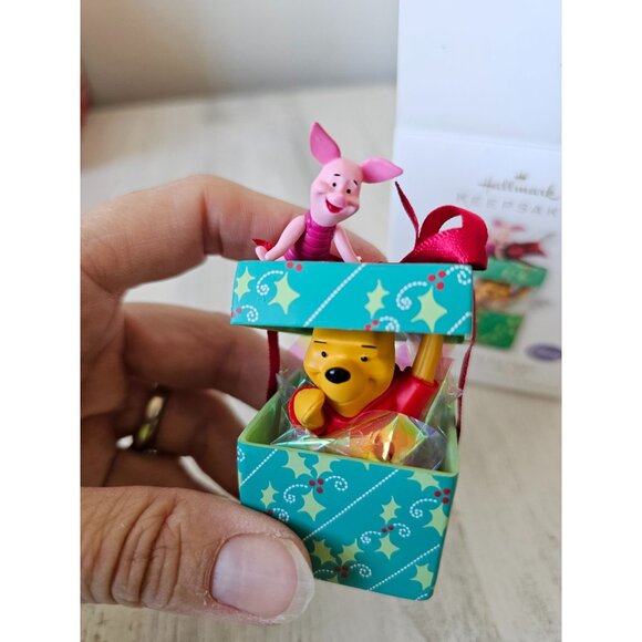 Hallmark big present piglet Winnie the Pooh ornament new axis tree - Picture 3 of 8